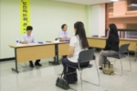 채용대행서비스를 통해 구직자 면접을 실시하는 모습...