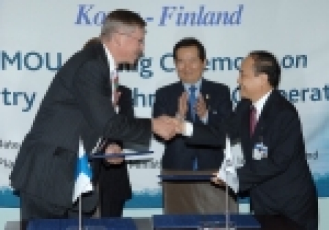 KOTRA-Finpro MOU 체결식 : KOTRA홍기화사장, Finpro 요르마 뚜르넨(Mr, Jorma Turunen)사장이 교역-투자협력 양해각서(MOU)에 서명한 뒤 악수를