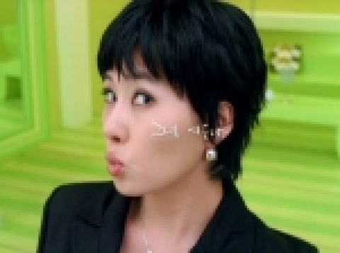 탤런트 김선아가 여성 캐주얼 볼(VOLL) CF에서 세련된 검은 커트머리로 파격 변신해 화제를 모으고 있다.