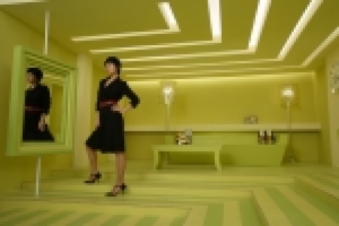 탤런트 김선아가 여성 캐주얼 볼(VOLL) CF에서 세련된 검은 커트머리로 파격 변신해 화제를 모으고 있다.