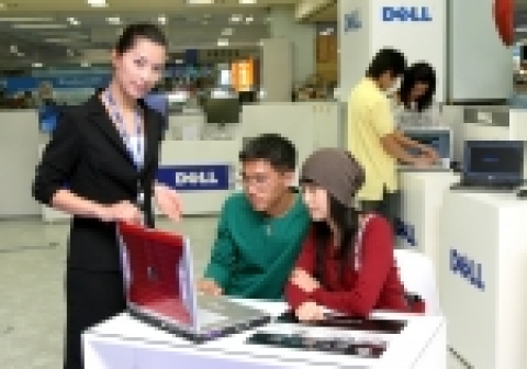 델 고객 체험관에서 고객들이 제품설명을 듣고있다.