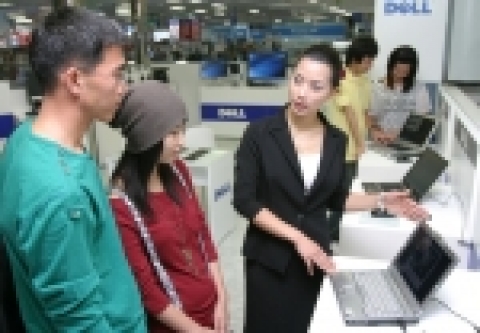 델 고객 체험관에서 고객들이 제품설명을 듣고있다.