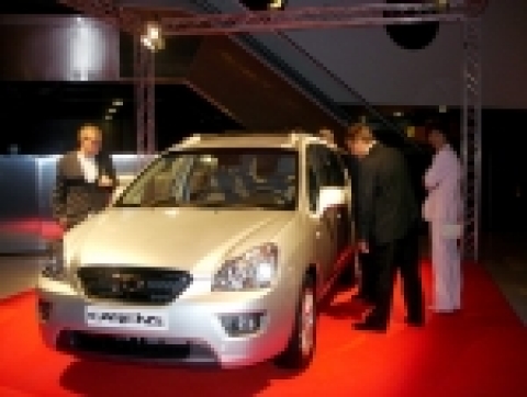 기아차 딜러들이 신차 뉴카렌스를 살펴보는 사진