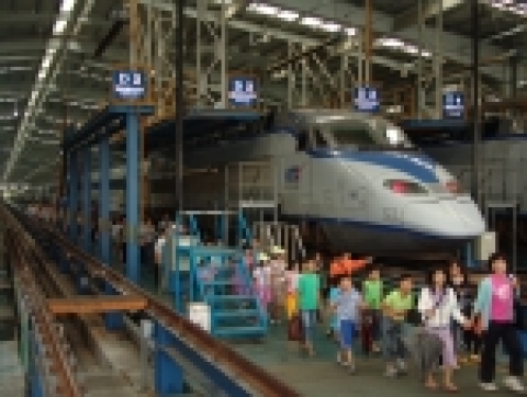 한국철도공사는 지난 9일 고양지역 아동복지센터 공부방 어린이 270여명을 초청해 자전거를 전달하고, 수도권차량관리단(경기도 고양시 행주내동) 견학 행사를 가졌다.