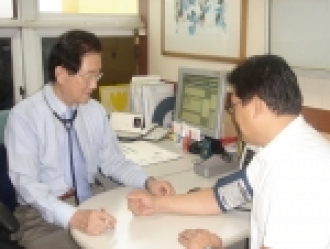 이종구 원장이 중년 남성의 혈압을 체크하고 있다.