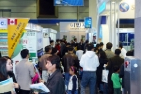 이민박람회를 관람하는 방문객들