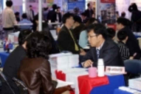 전시장에서 상담을 하고 있는 모습 1