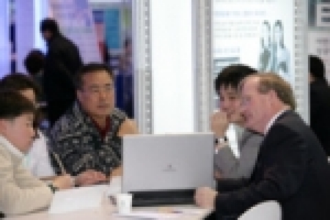 전시장에서 상담을 하고 있는 모습 2