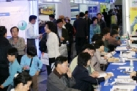 행사장을 찾아 상담하는 방문객