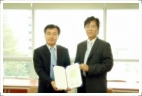 양해각서를 교환하는 (오른쪽부터)이명수 소장(서울시광역정신보건센터)과 김훈 소장(뉴패러다임센터)