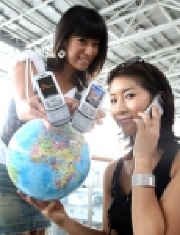 SK텔레콤과 삼성전자가 전 세계 90 여개국에서 자동로밍이 가능한 ‘리얼 월드폰’(모델명 : SCH- V920)을 출시했다.