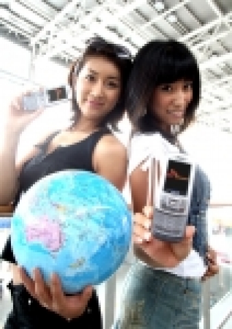 SK텔레콤과 삼성전자가 전 세계 90 여개국에서 자동로밍이 가능한 ‘리얼 월드폰’(모델명 : SCH- V920)을 출시했다.