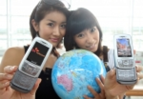 SK텔레콤과 삼성전자가 전 세계 90 여개국에서 자동로밍이 가능한 ‘리얼 월드폰’(모델명 : SCH- V920)을 출시했다.