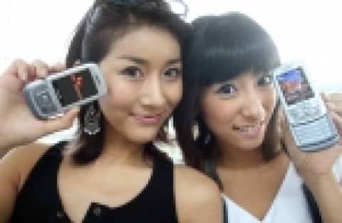 SK텔레콤과 삼성전자가 전 세계 90 여개국에서 자동로밍이 가능한 ‘리얼 월드폰’(모델명 : SCH- V920)을 출시했다.