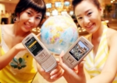 삼성전자와 SK텔레콤은 국내 방식인 CDMA와 유럽식 이동통신 방식인 GSM, 일본의 이동통신 방식인 JCDMA을 모두 지원해 전 세계 90 여개국에서 자동로밍이 가능한 월드폰(모