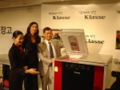 대우일렉은 12일, 서울 프라자호텔에서 이승창 사장, 전속모델 심혜진, 국내 가전 유통점 사장 등 400여명이 참석한 가운데 신개념 김치냉장고 ‘클라쎄(Klasse)' 신