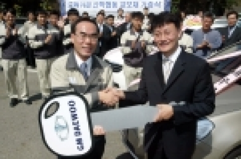 GM DAEWOO A/S 본부 정종욱 상무가 인평 자동차 정보고등학교 이영배 교장에게 실습용 차량 키를 전달하고 있다. GM DAEWOO는 12일 부천 정비연수원에서 토스카 13대