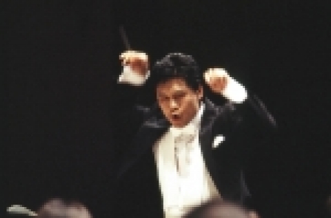 아름다운오케스트라 음악감독 윤기연의 열정적인 지휘