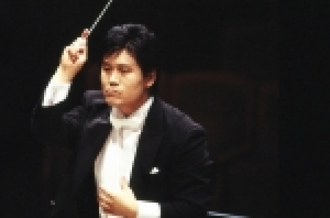 아름다운오케스트라 음악감독 윤기연의 역동적인 지휘