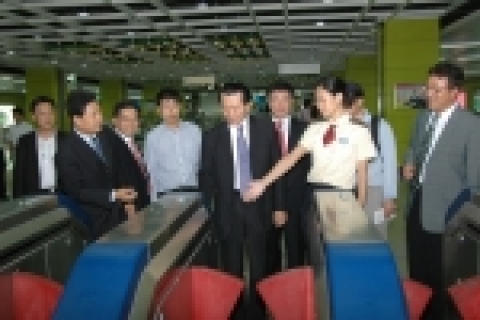 삼성SDS 윤석호 부사장(앞쪽 중간)이 삼성SDS가 설치한 광저우 AFC 시스템에 대해 설명하고 있다. 