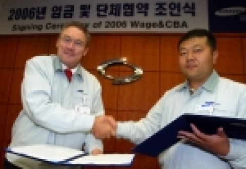 르노삼성자동차는 지난 12일 부산공장에서 장 마리 위르띠제 사장 (왼쪽)과 사원대표 위원회 이재경 위원장 (오른쪽)이 참석한 가운데 임단협 협상 조인식을 가졌다. 