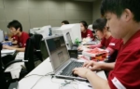 포스텍 해킹대회 참가선수들이 대상서버에 침투하기 위해 프로그램을 짜고 있는 모습. 
