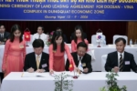 베트남 현지 꽝아이市에서 쭝꿧공단의 부지임대계약을 체결하고 있는 두산중공업 이남두 사장(왼쪽)과 베트남 쭝꿧공단관리청 쩐레쭝(Tran Le Trung) 회