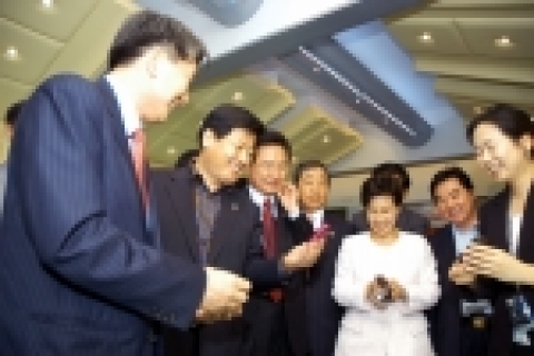 국회 과학기술정보통신위원회는 13일 LG전자 평택디지털파크를 방문 LG전자의 휴대폰의 디자인을 보고 감탄하고 있다. 임인배 위원장이 초콜릿폰을 보며 활짝 웃고 있다.(맨왼쪽부터 L