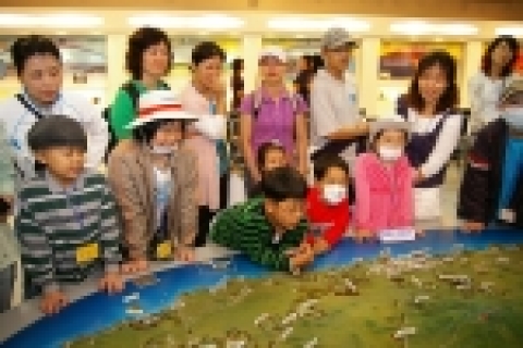 한국관광공사는 제주를 방문한 소아암 어린이들을 위하여 9월 13일(水) 제주 중문단지 옆 중문골프장 해안코스에서 어린이들과 고래와의 만남의 자리를 마련하였다. 