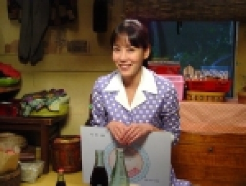영화 <잘 살아보세> 땡땡이 원피스입은 김정은
