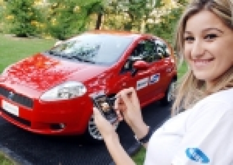 삼성전자-피아트-MS 공동 기자회견장 Fiat Cafe에 전시된 피아트 '뉴 그란데 푼토'와 삼성전자 '비즈니스 스마트폰(SGH-i750)' 삼