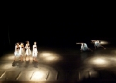 포스코가 오는 23일 420년 전에 씌여진 편지글 “원이 엄마의 편지”를 현대적으로 재해석한 무용작품 “450년만의 외출”을 효자아트홀 무대에 올린다.