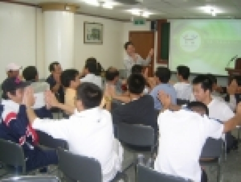 웃음치료에 참석한 교육생들이 웃으며 참여하고 있다.