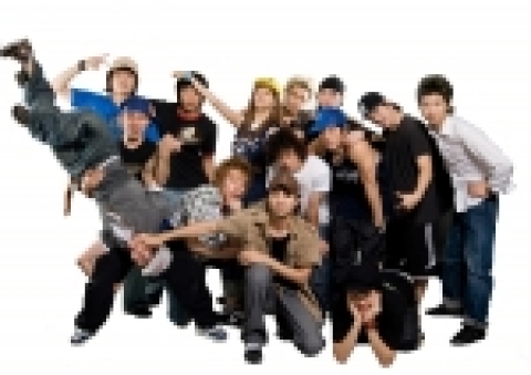 뉴발란스는 세계적인 비보이팀 익스프레션과 전속 계약을 맺었다