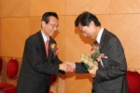 선문대 김봉태 총장으로 부터 축하인사와 함께 기념품을 받는 박수영 교수