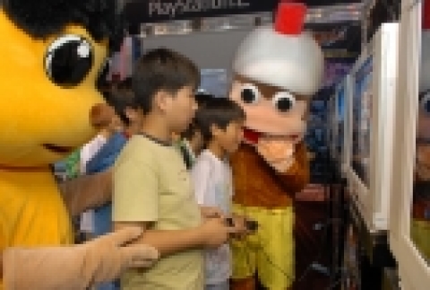 관람객들이 PS2를 시연해보고 있다