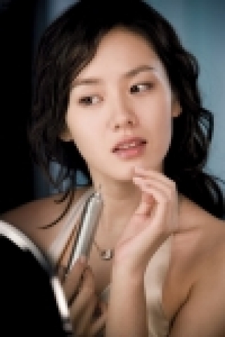 '오휘 링클 리페어' 바르는 모습