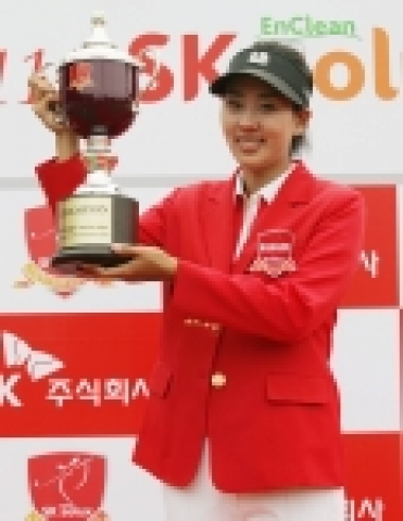 우승 트로피 들어보이는 홍진주