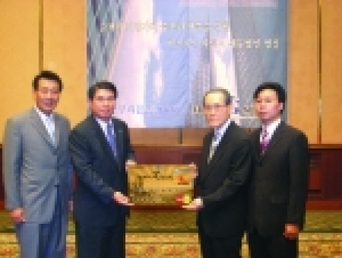 우리은행(은행장 黃永基, www.wooribank.com)은 세무법인 명성(대표 徐廷煥)과 전략적 업무제휴를 체결하고 19일부터 세무서비스 수수료를 할인해주는 기업카드인 ‘명성 T