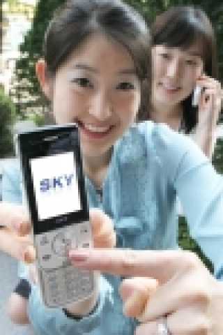 스카이의 두 번째 슬림폰인 ‘스타일리시 슬림 슬라이드폰’(모델명 ; IM-S130&lt;SKT용&gt;/S130K&lt;KTF용&gt;)이 이 달 SKT와 KTF에서 동시 출시된다.
