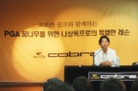 지난 16일 토요일, 한국오픈차 방한한 나상욱 선수가 명지중학교에서 40여명의 명지중고교 주니어 선수들을 만나 PGA투어 생활에 대해 이야기를 나누고, 야외 시타석에서 학생들에 원포인트 레슨을 해주는 뜻깊은 행사를 가졌다.