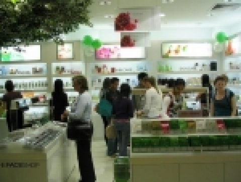 더페이스샵은 18일 호주 애들레이드와 미국 시카고에 매장을 추가로 열고 명실상부한 글로벌 브랜드로 도약하기 위해 적극적으로 시장을 개척하고 있다.