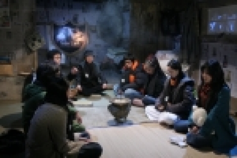 영화 <무도리> 에서 ‘자살 동호회’ 첫 정모 장면