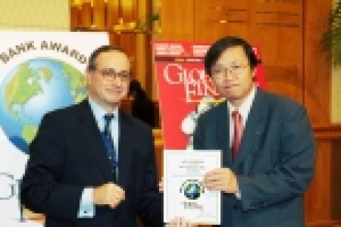 외환은행 정청원 금융기관영업부장(오른쪽)이 싱가포르 샹그릴라 호텔에서 열린 글로벌 파이낸스 최우수 무역금융은행 및 외국환은행 시상식에서 조셉 히라푸토 글로벌파이낸스지 사장(왼쪽)과