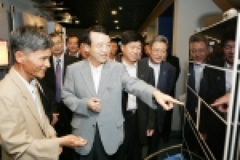 KT는 무궁화위성 5호의 성공적 발사를 기념하여 용인 위성관제센터 위성전시관을 새롭게 단장하여 18일 재 개관식을 가졌다.