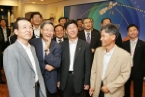 KT는 무궁화위성 5호의 성공적 발사를 기념하여 용인 위성관제센터 위성전시관을 새롭게 단장하여 18일 재 개관식을 가졌다.