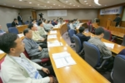 포스코가 지난 18일부터 오는 29일까지 특허청 직원 124명을 대상으로 6시그마 경영혁신 교육을 실시한다.