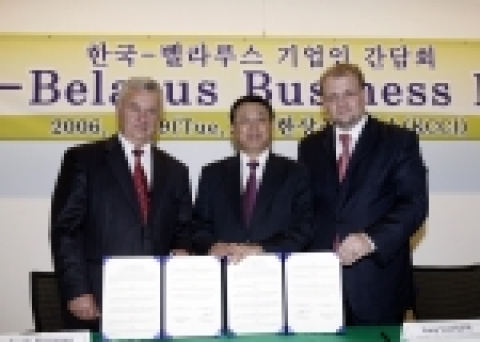 대한상공회의소는 19일 상의회관에서 벨라루스상의와 업무협약(MOU)를 체결했다. 왼쪽부터 라마나우 벨라루스상공회의소 수석부회장, 김상열 대한상공회의소 상근부회장, 알렉산드르 그루야
