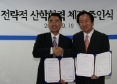 &lt;좌&gt;열린사이버대학교 장성근 총장, &lt;우&gt;스카우트 민병도 대표