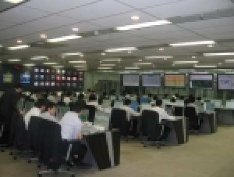 삼성네트웍스는 최근 우리금융그룹·농협중앙회·기업은행의 위성통신네트워크 시스템 구축 사업을 잇달아 수주했다.사진은 삼성네트웍스 위성통신네트워크 시스템의 운영을 책임지는 과천센터 종합